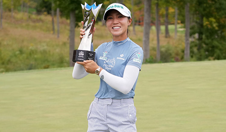 Lydia Ko មកពីប្រទេសនូវែលសេឡង់ឈរជាមួយនឹងពានរង្វាន់បន្ទាប់ពីជុំចុងក្រោយនៃការប្រកួត Kroger Queen City Championship ដែលបង្ហាញដោយ P&G 2024 នៅ Maineville រដ្ឋ Ohio កាលពីថ្ងៃអាទិត្យ។ AFP